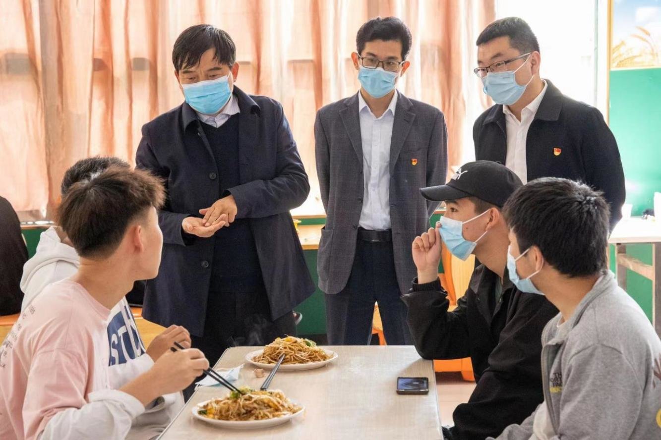 校党委书记刘湘玉深入餐厅与学生餐会