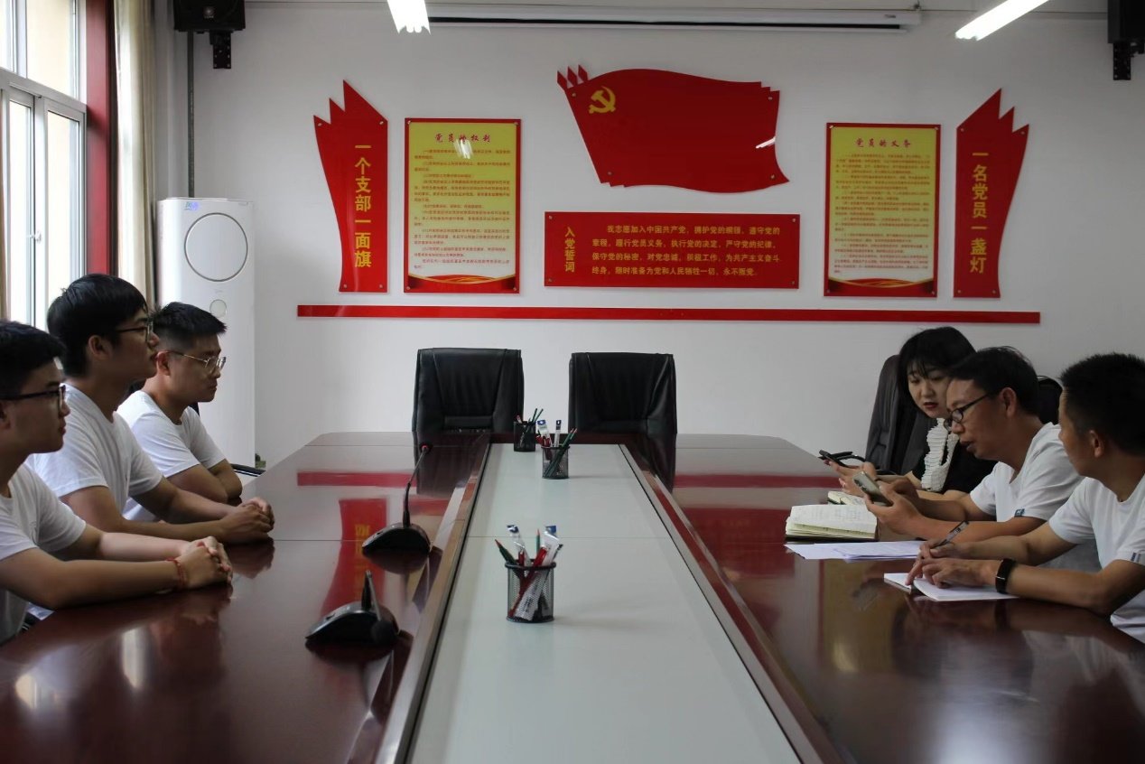 图为实践团成员与略阳县乡村振兴局人员交谈，为前往白雀寺镇做好功课。（叶甜伊 摄）