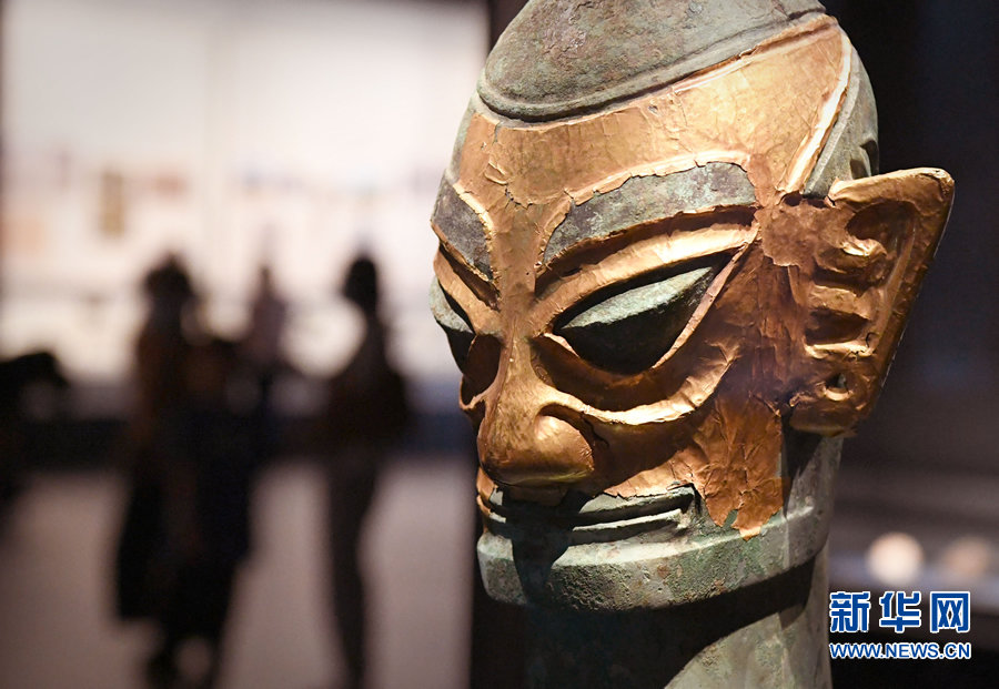 这是在中国百年百大考古发现展上展出的"戴金面罩青铜人头像"(9月4日