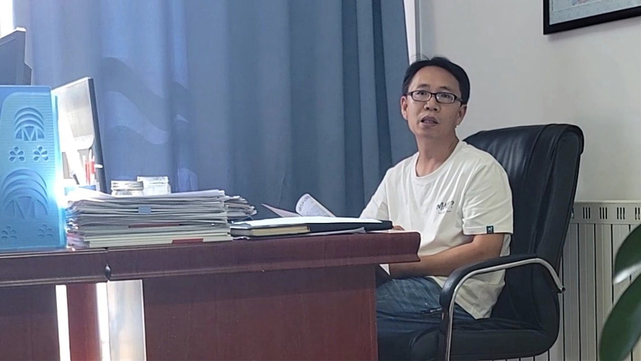 图为汉中市略阳县乡村振兴局综合协调组组长王胜涛接受访谈。(李柱辰 供图)