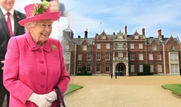 ▎伊丽莎白二世与王室所有的桑德灵厄姆府 图源：Daily Express
