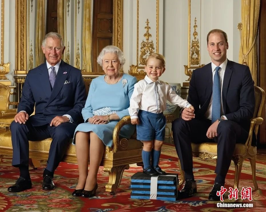 2016年，英国女王伊丽莎白二世与家人合影。图片来源：视觉中国