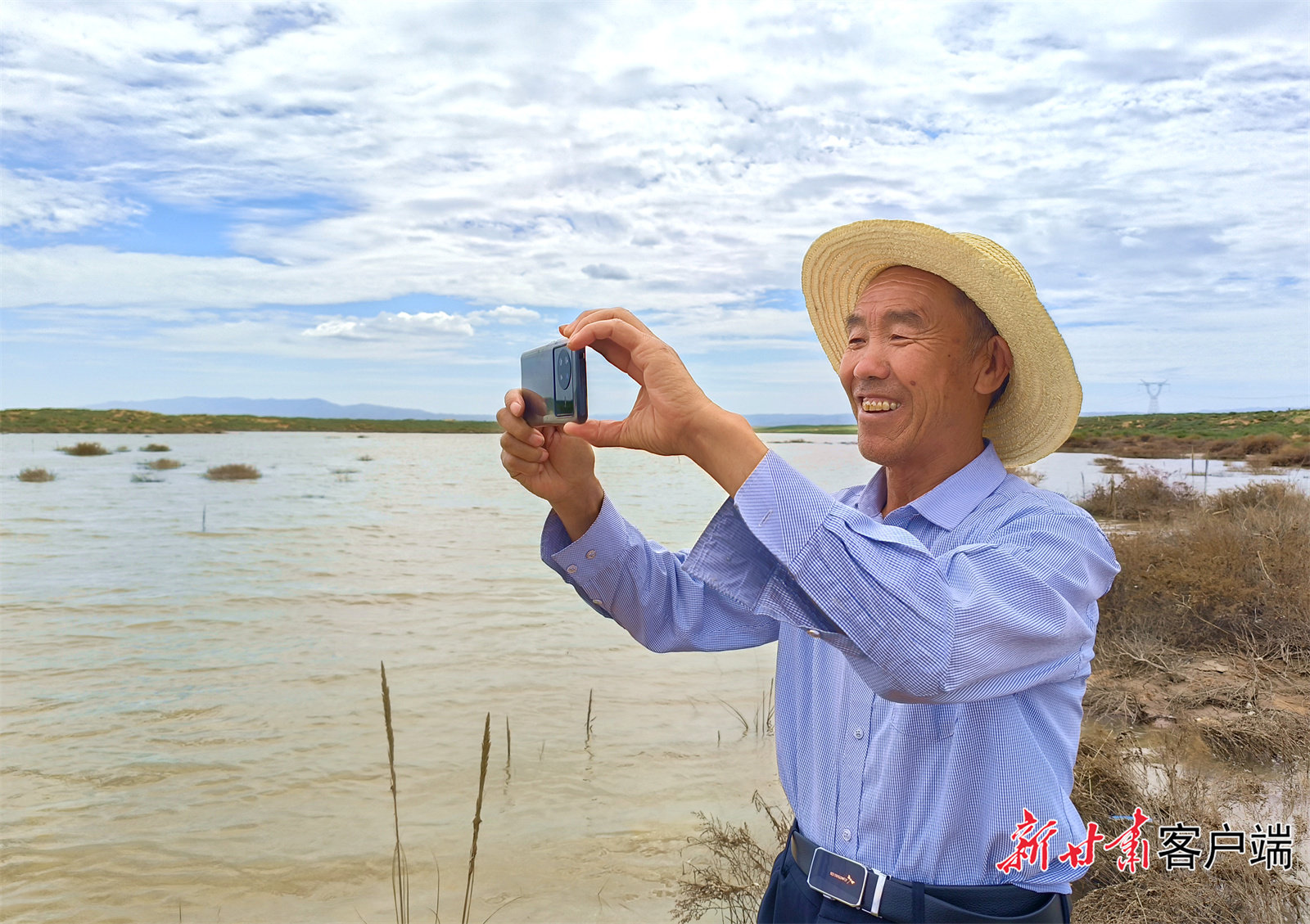 郭万刚在“红沙湖”畔拍照 新甘肃&middot;甘肃日报记者 金奉乾摄