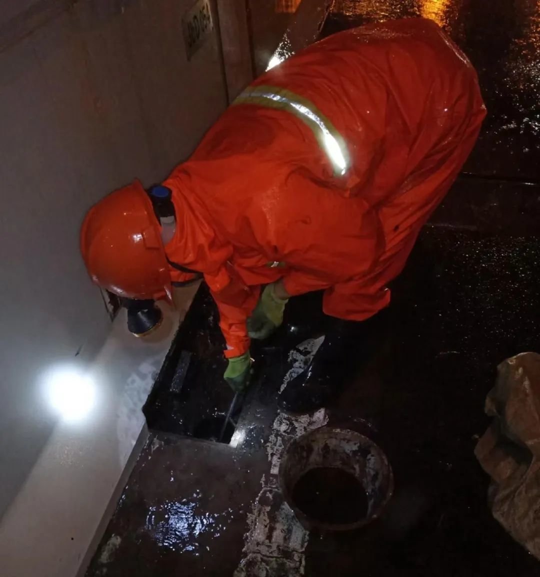 抗台有我风雨中的一个个身影