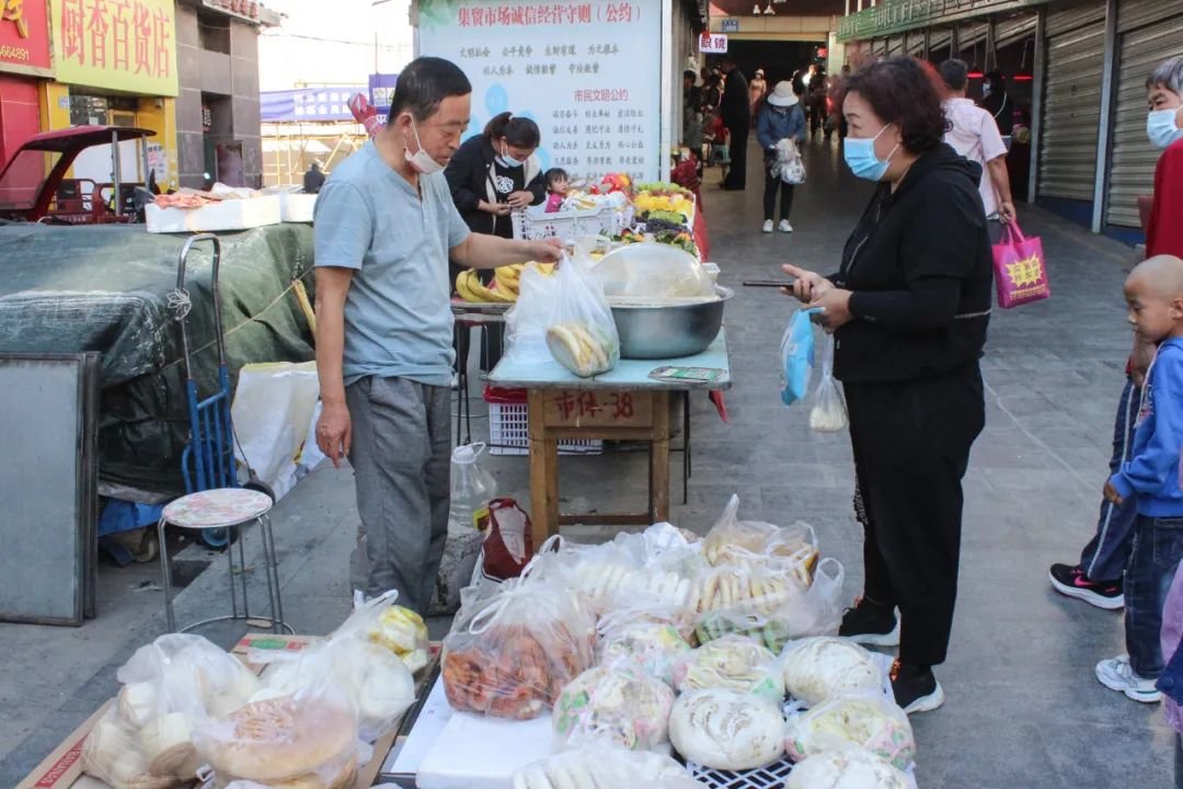 图为文化路市场口，摊主正在售卖老式月饼。
