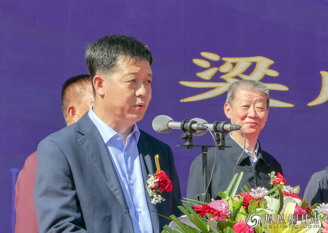 梁顺俭介绍项目情况，并为兰州牛肉拉面产业“链”上发展规划蓝图。卓明 摄