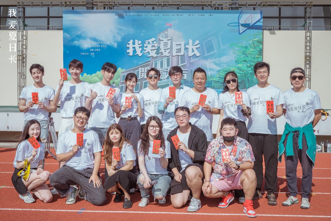 小孩们站在一同合影的一群人中度可信度描绘已主动生成