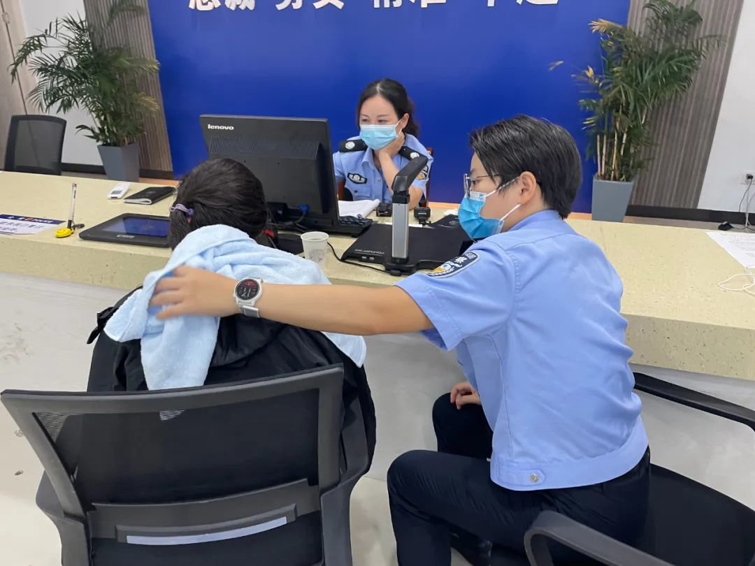 台风天,象山民警海边的一个“公主抱”凤凰网宁波_凤凰网