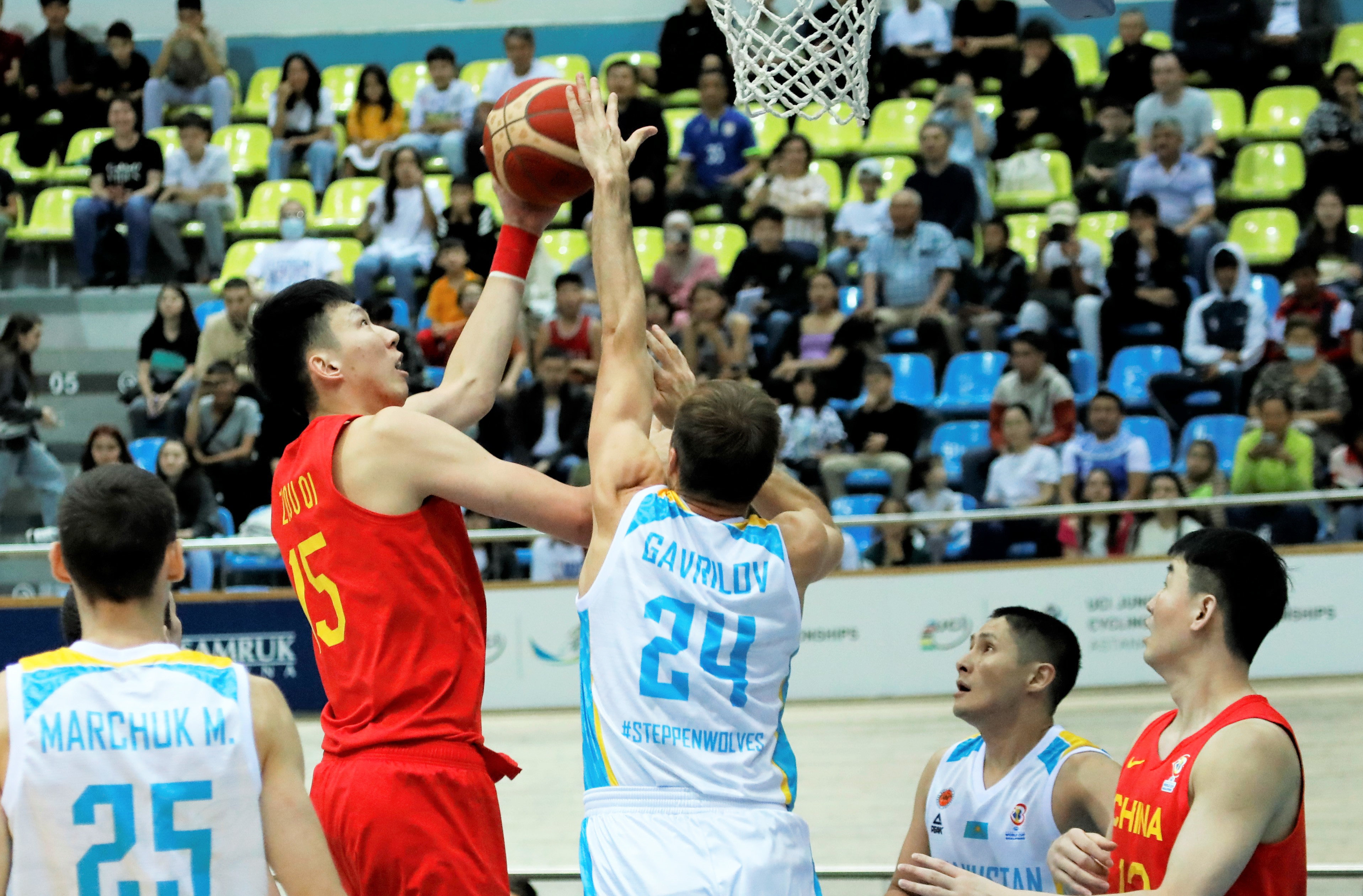 8月25日，男篮世预赛中国队战胜哈萨克斯坦队，周琦（左二）在比赛中上篮。 图/新华社