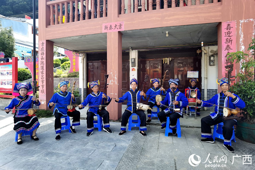 在龙邦镇护龙村，民间艺人表演广西非遗靖西壮族八音。人民网 覃心摄
