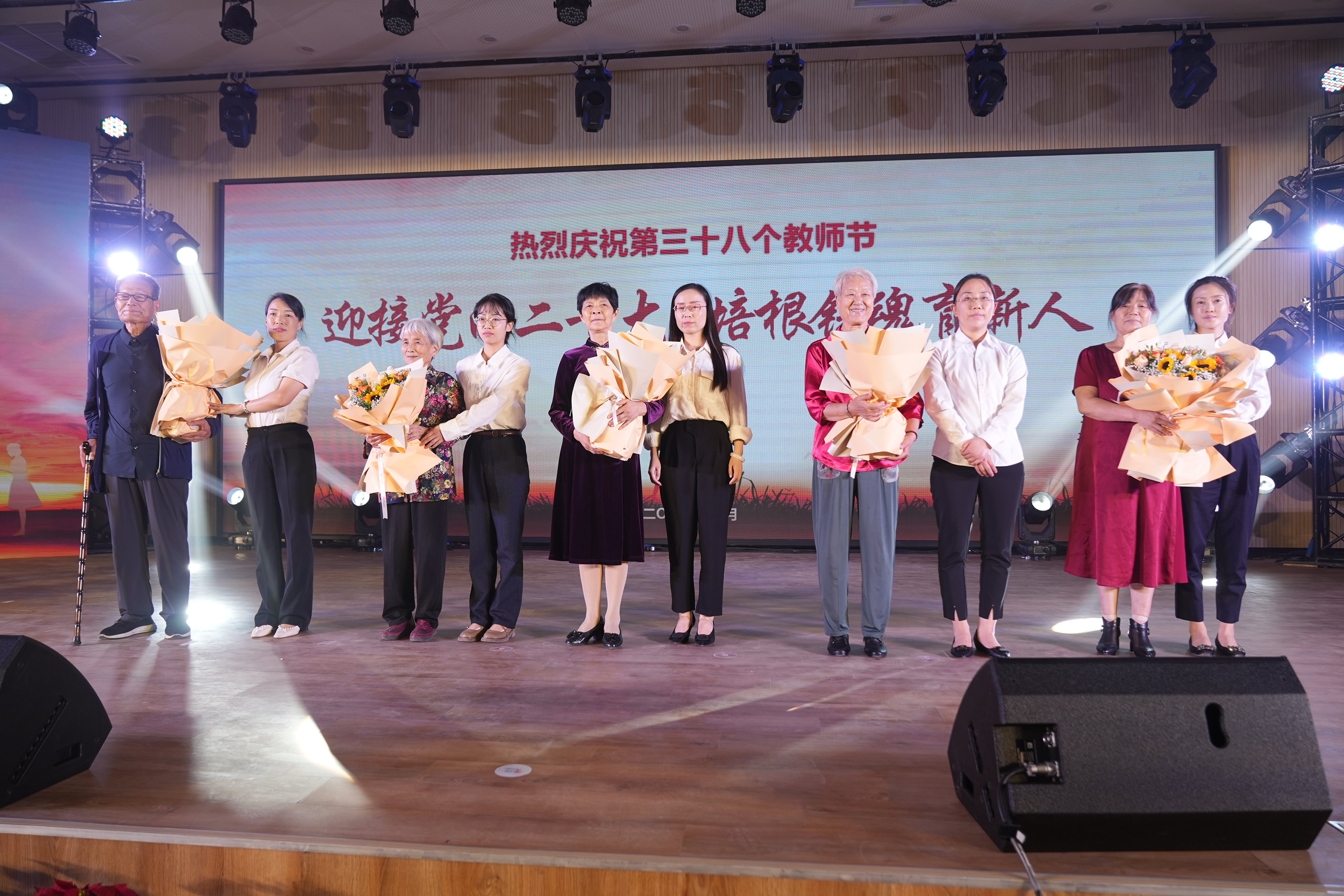 青年教师向老年教师献花