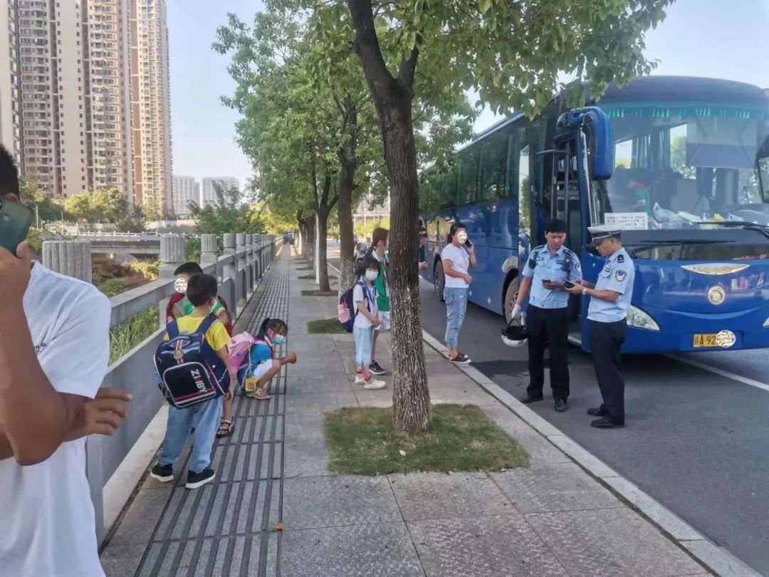 南昌九龙湖一“黑校车”被拦截 交警提醒：请乘坐正规校车