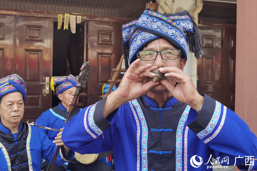 非遗传承人李西克用螺蛳制成的口琴进行“壳音”演奏。人民网 覃心摄