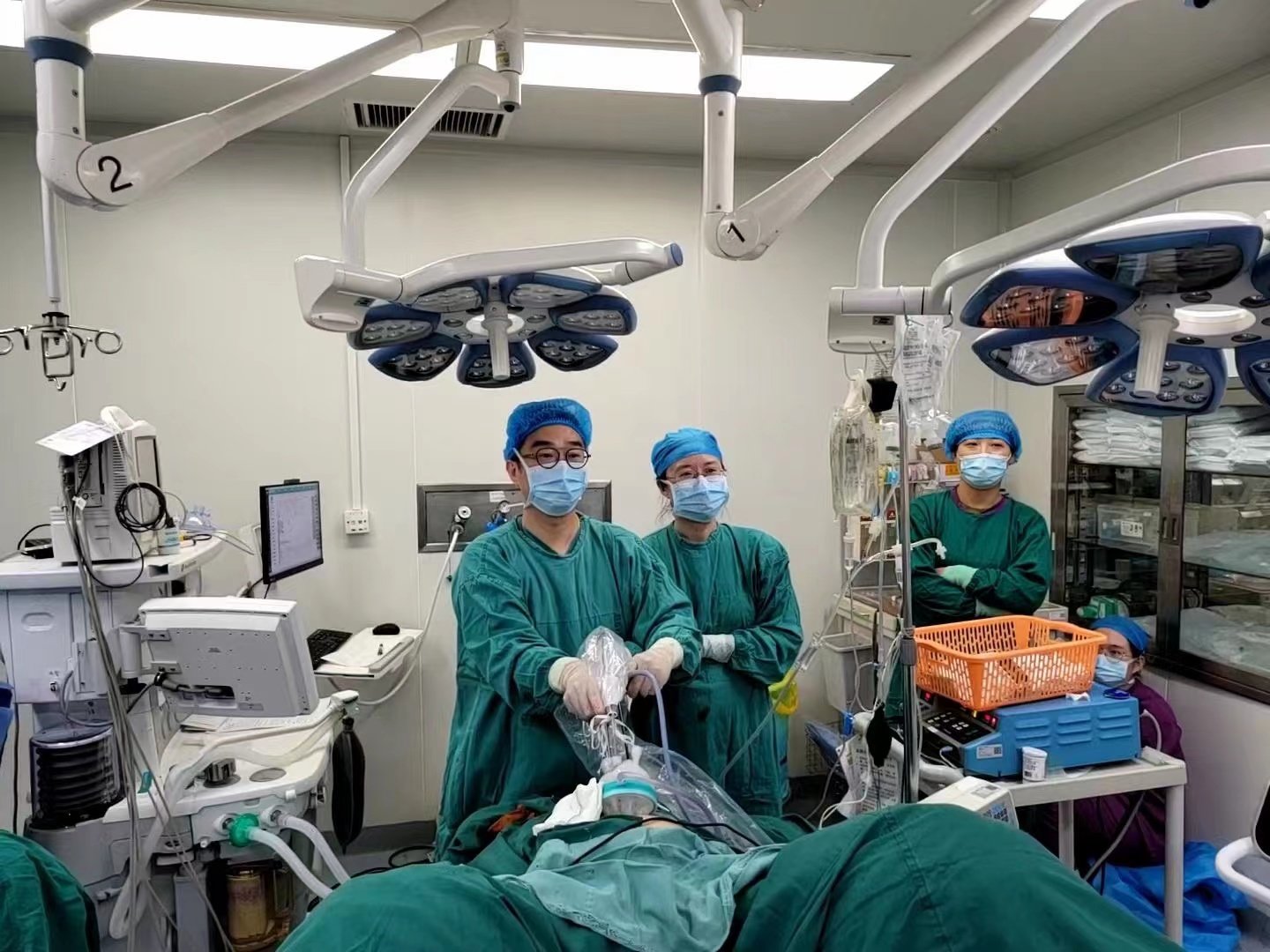 二附院妇科开展单孔腹腔镜技术：打一个孔，摘除子宫内膜癌