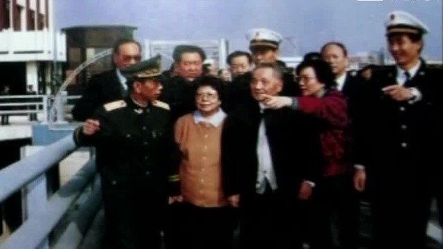 1992年邓小平再度南巡，站在深圳大桥桥头深情遥望香港