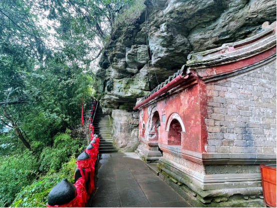 武当寻古迹：雨中探秘雷神洞