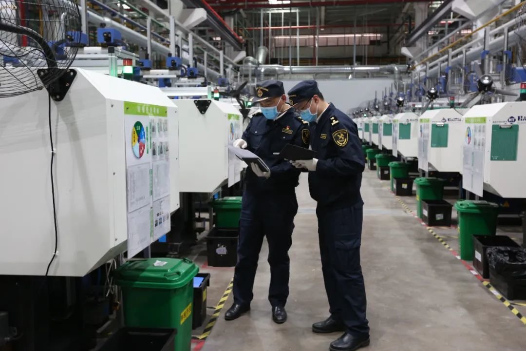 关员在城陵矶综合保税区新金宝打印机工厂了解产品生产及出口情况