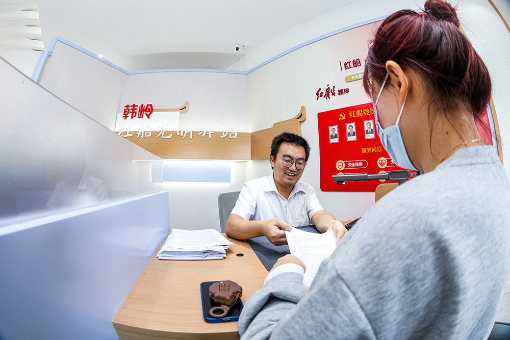 鄞州区东钱湖韩岭村电力邻里驿站上线!“水、电、气、银”一窗通办