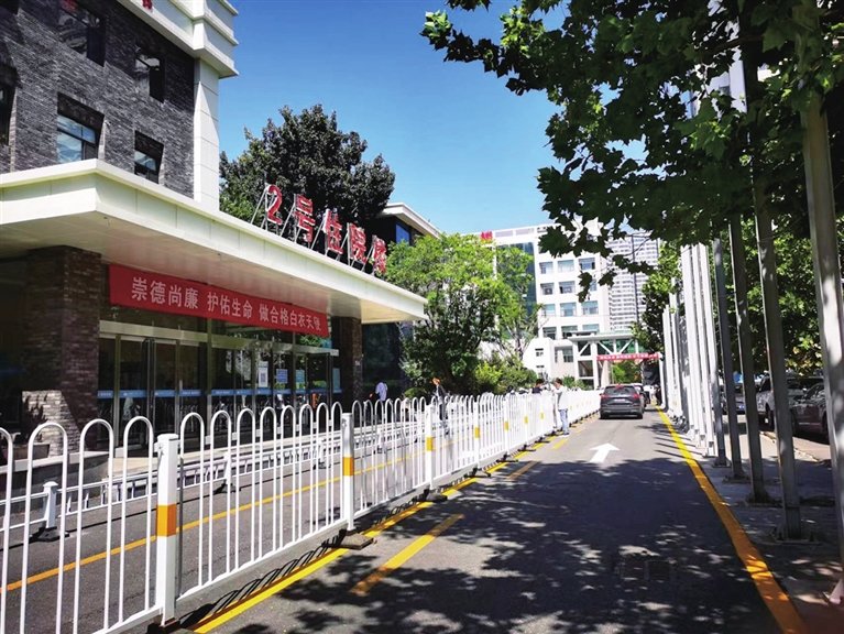 院内车辆从“即停即走通道”驶出医院。太原晚报通讯员 刘腊梅 摄