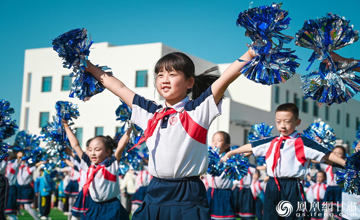 新康学校的同学们在开学典礼上欢庆 杨艺锴 摄