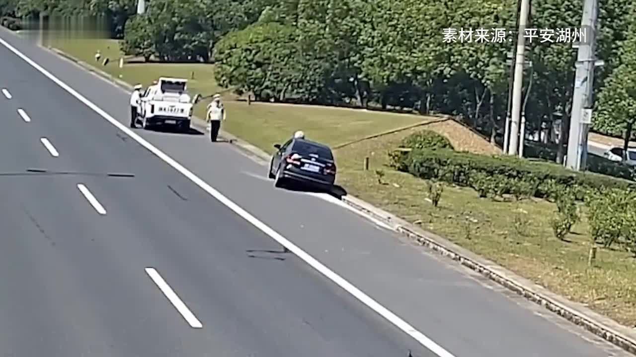 男子酒驾撞车遇交警掉头就跑