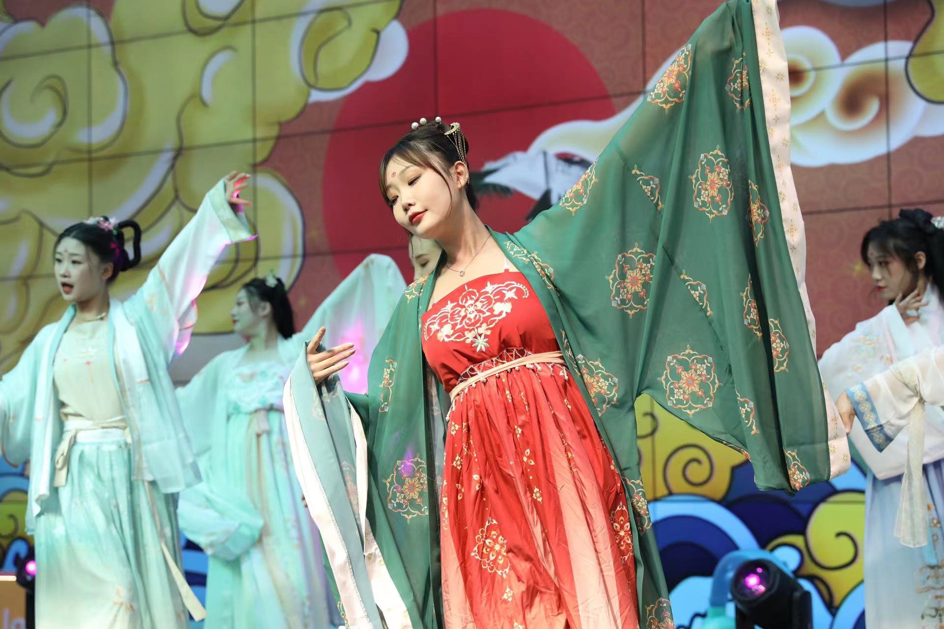 图为活动现场的国风舞蹈表演（侯智勇 摄）