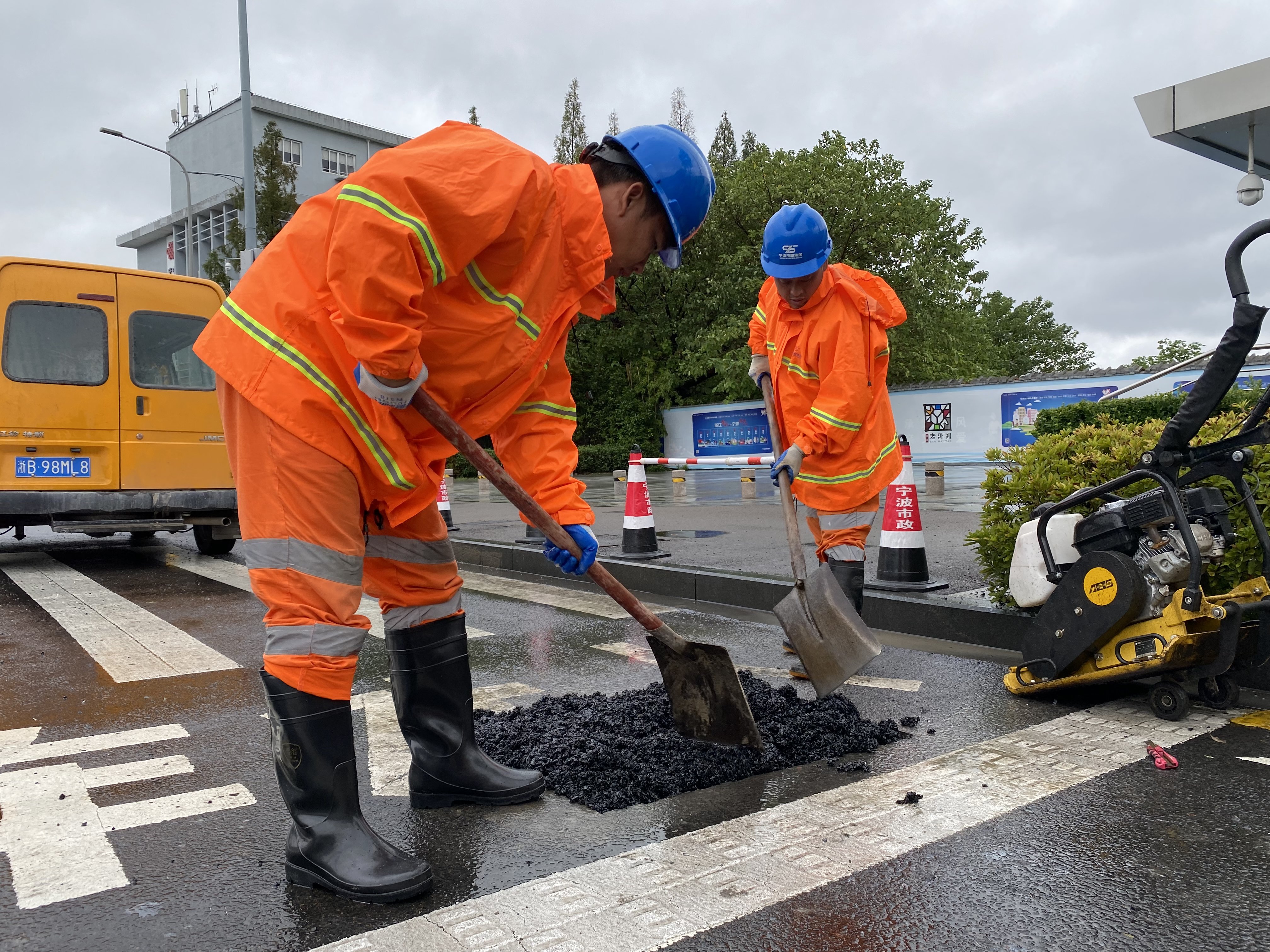 路面排雷小队全力保障汛期道路安全