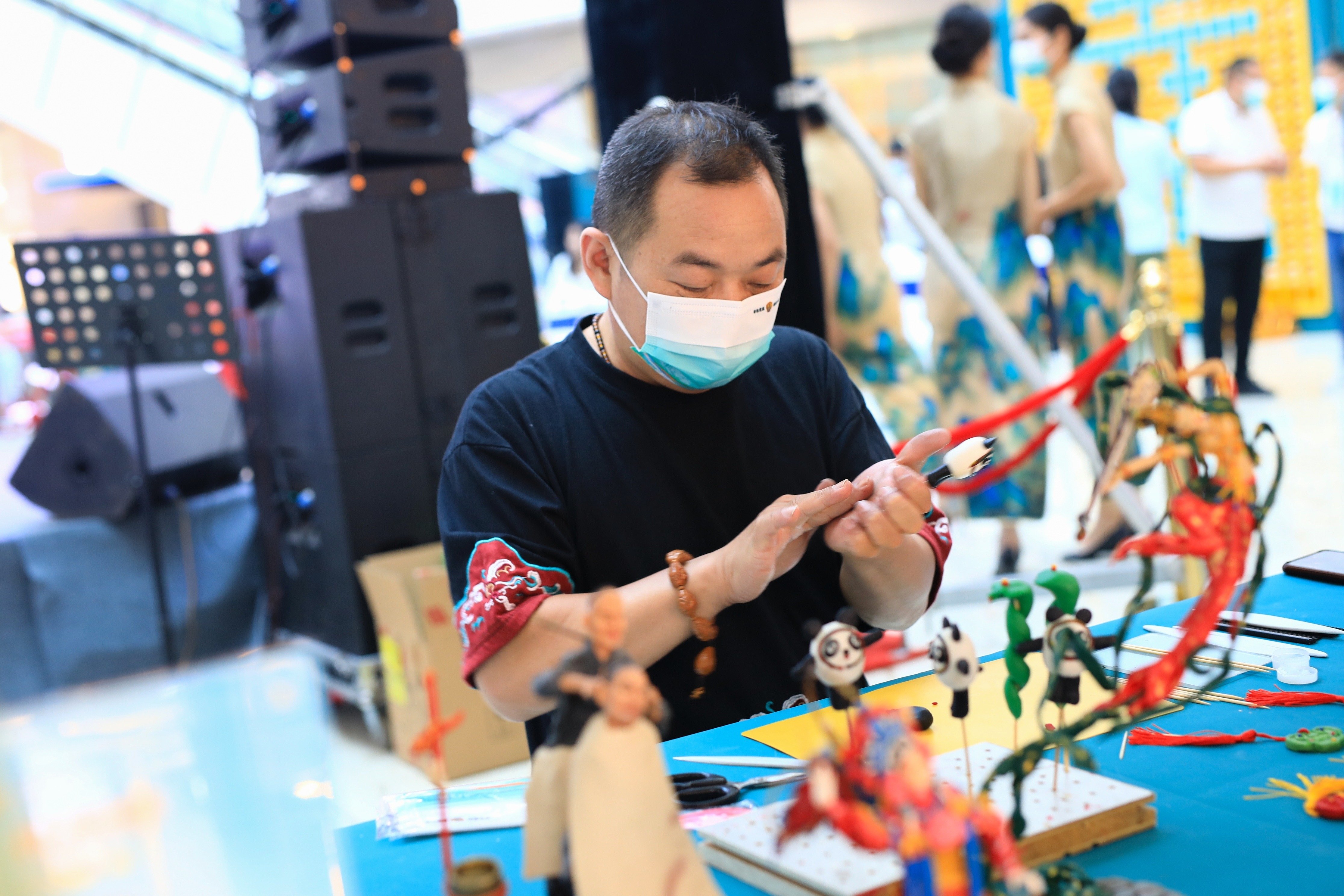 图为非遗手艺人在教授面塑（孔令琰 摄）