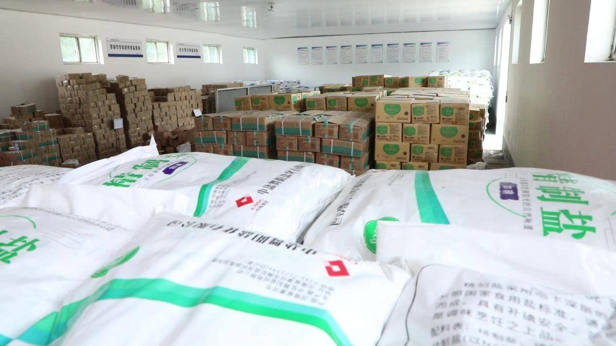 在邹城市盐业公司食盐储备库，工作人员正在将食盐进行装车