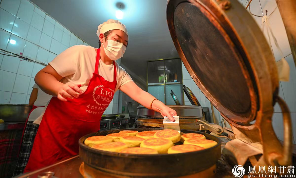 把好手工月饼的质量关，是彭苗每天的必修课。杨艺锴 摄