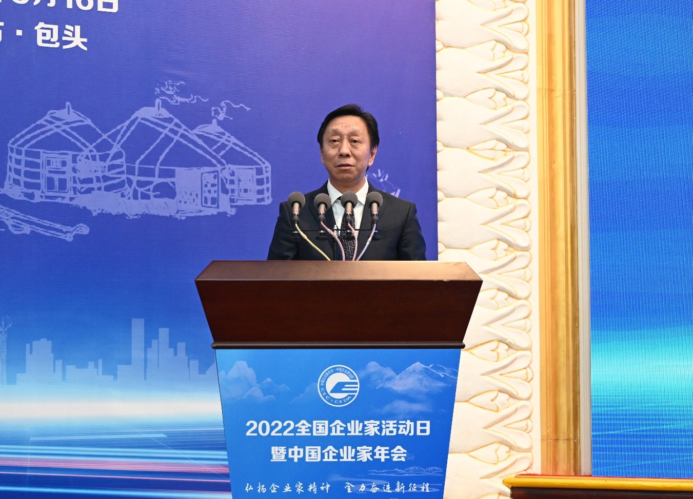 河钢集团党委书记、董事长于勇代表获奖企业家发表感言。（河钢集团供图）