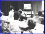 上世纪80年代中期，托卡耶夫等苏联留学生在观看电视节目 图：北京语言大学网站