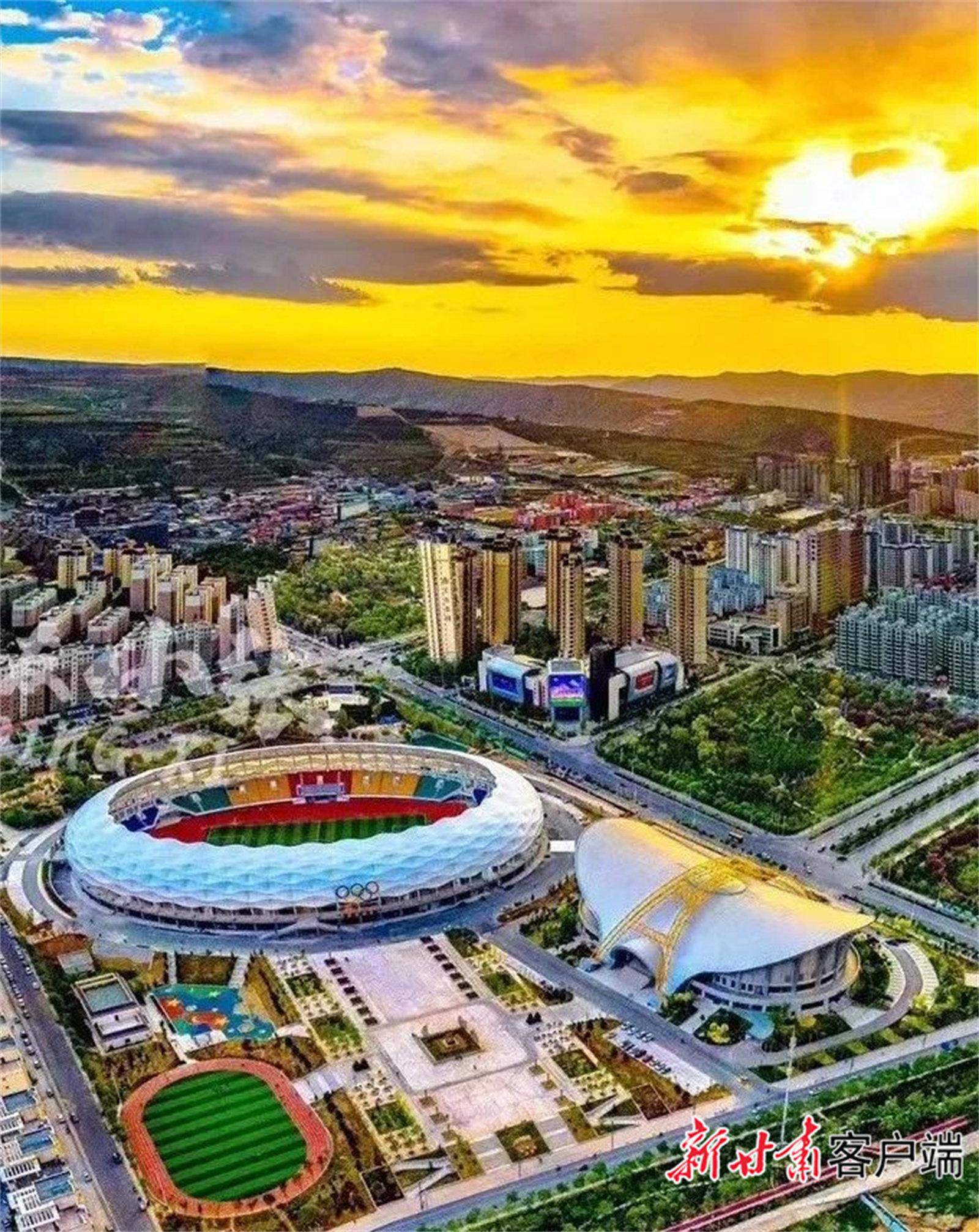 定西市体育馆是定西体育公园的重要建筑，包括体育馆和训练馆。