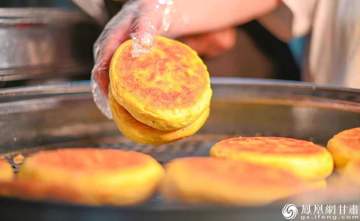 大小均匀、色泽诱人的手工月饼，受到众多食客喜爱。杨艺锴 摄