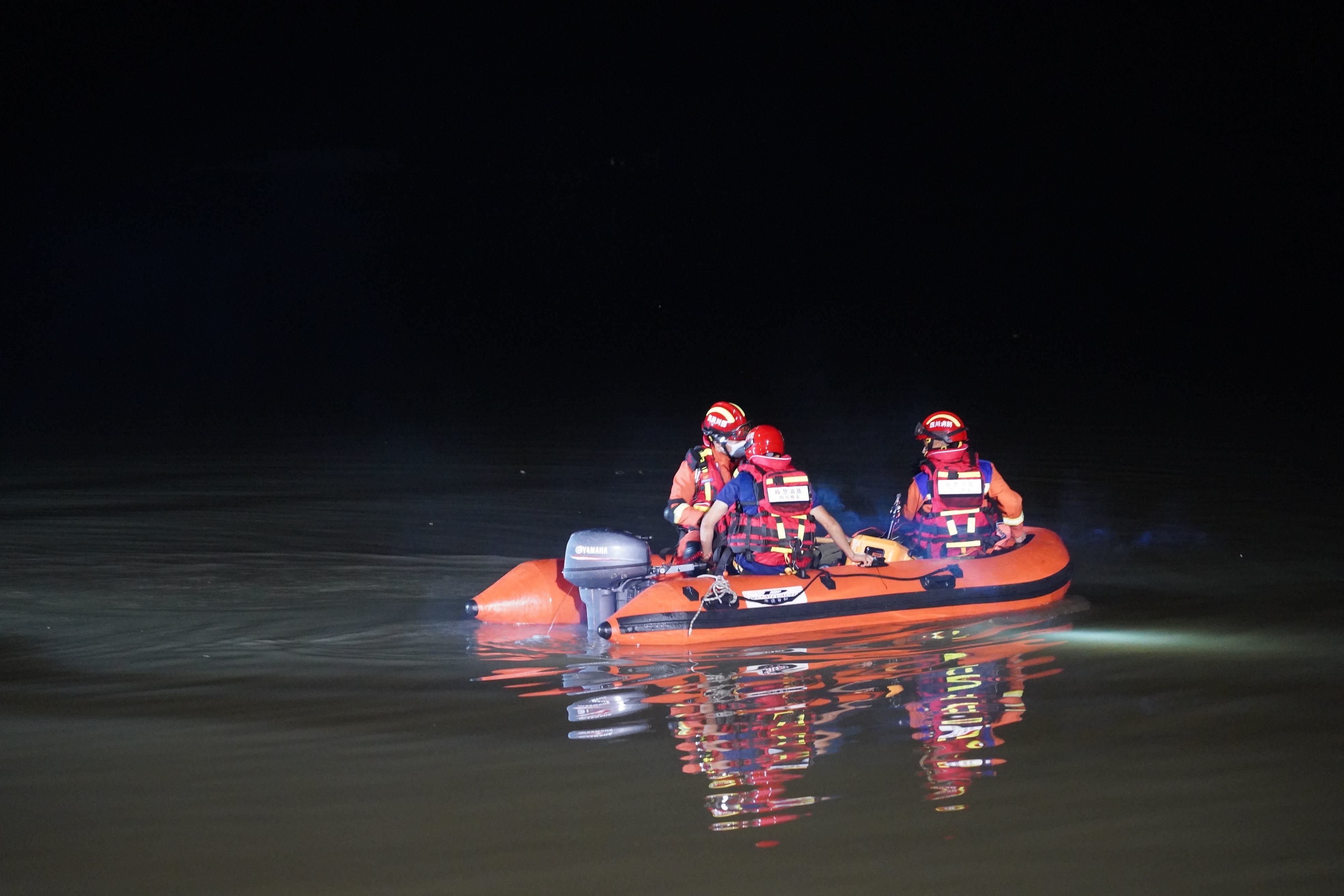 9月5日晚，雅安消防支队进行伤员运输和救援力量输送的工作。四川省消防总队供图