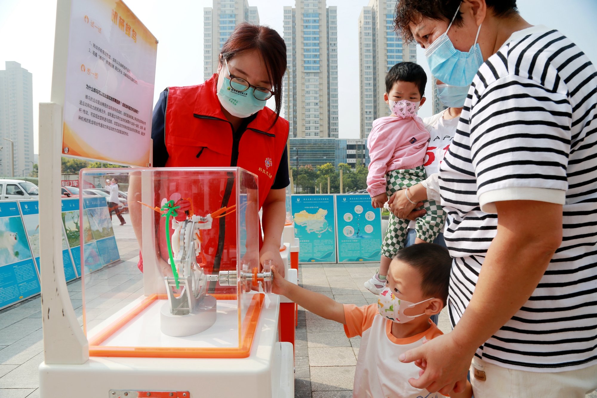 小朋友体验科普互动设备