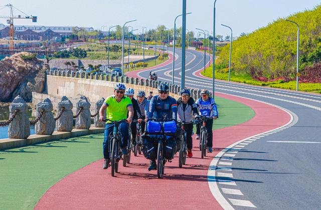 2022年,骑行爱好者从荣成市成山头启程,沿千里山海自驾旅游公路向西骑行。(李信君摄)