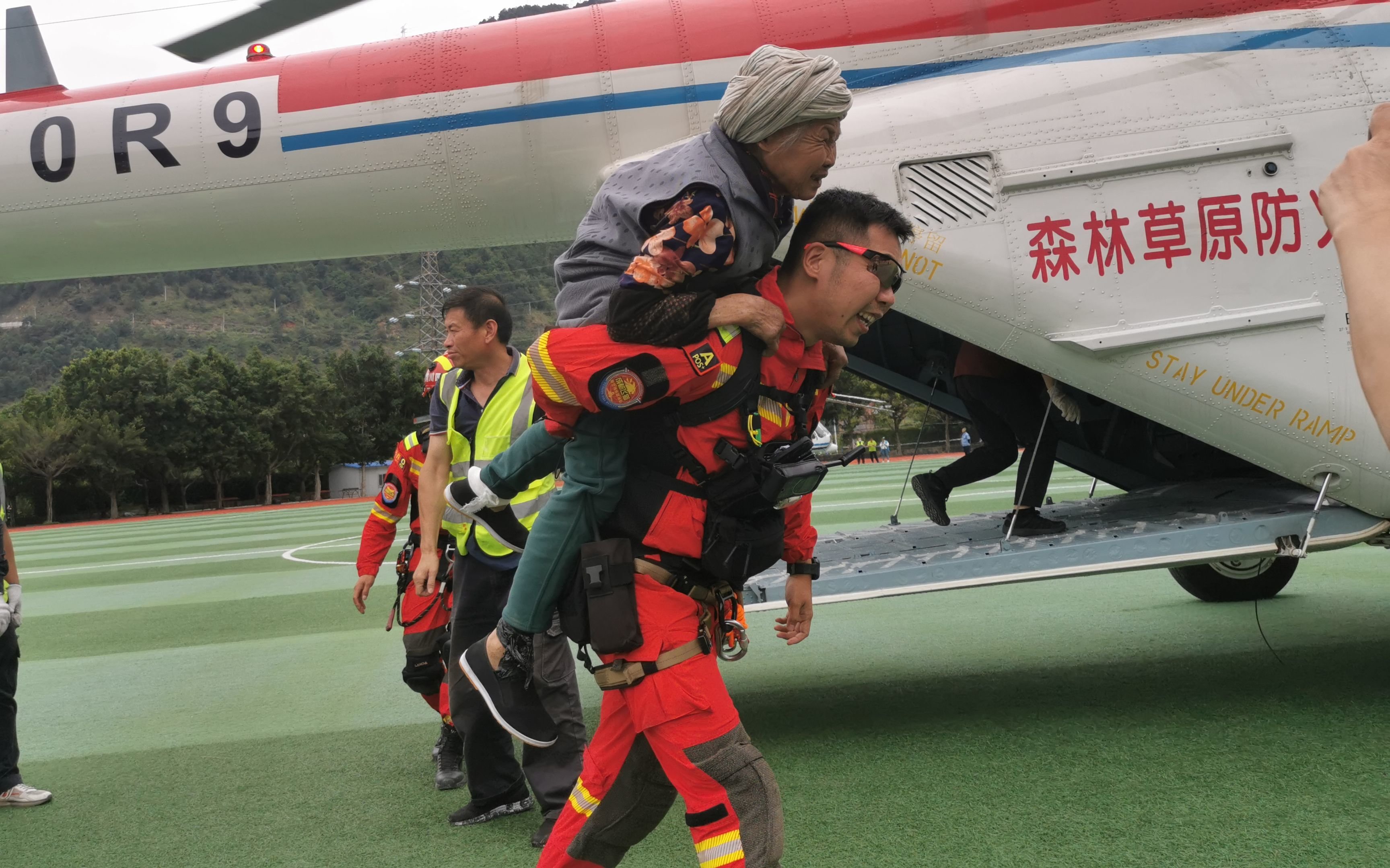9月7日，成都消防“飞鹰”航空救援队转运石棉县爱国村的受伤村民。四川省消防总队供图