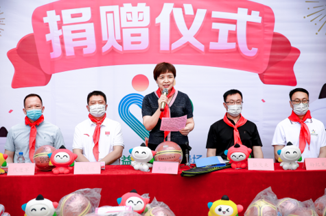 河南省体育彩票管理中心主任王海新（中）出席捐赠活动