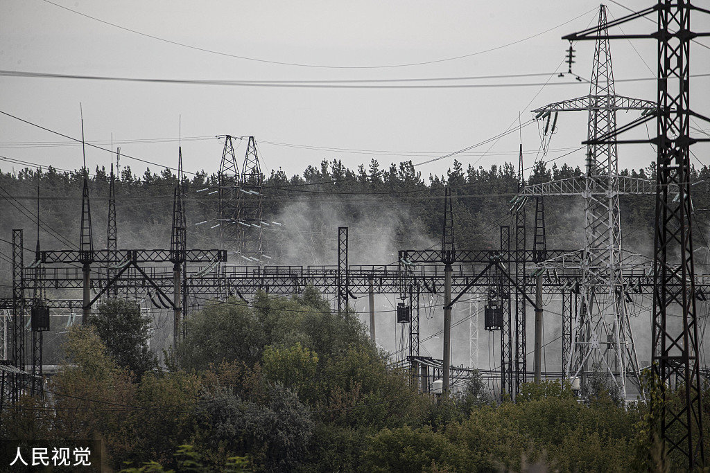当地时间2022年9月12日，乌克兰哈尔科夫州，在哈尔科夫西部郊区，一枚俄罗斯火箭袭击了哈尔科夫的一座发电站，消防队员在灭火，现场浓烟滚滚。人民视觉 图