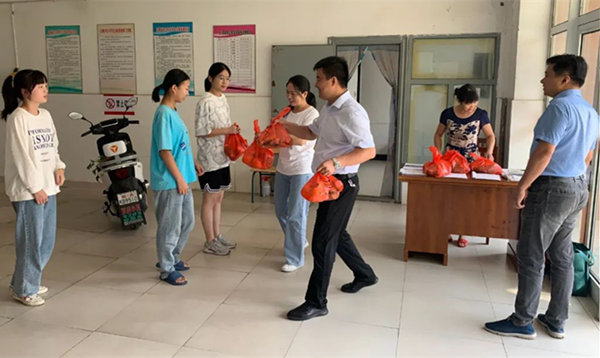 庐江中学中秋节假期慰问留校学生凤凰网安徽_凤凰网