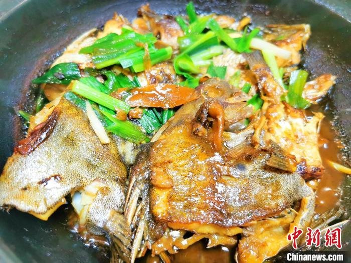 煲仔焗"金鼓"鱼,鱼肉鲜香入味 李晓春 摄