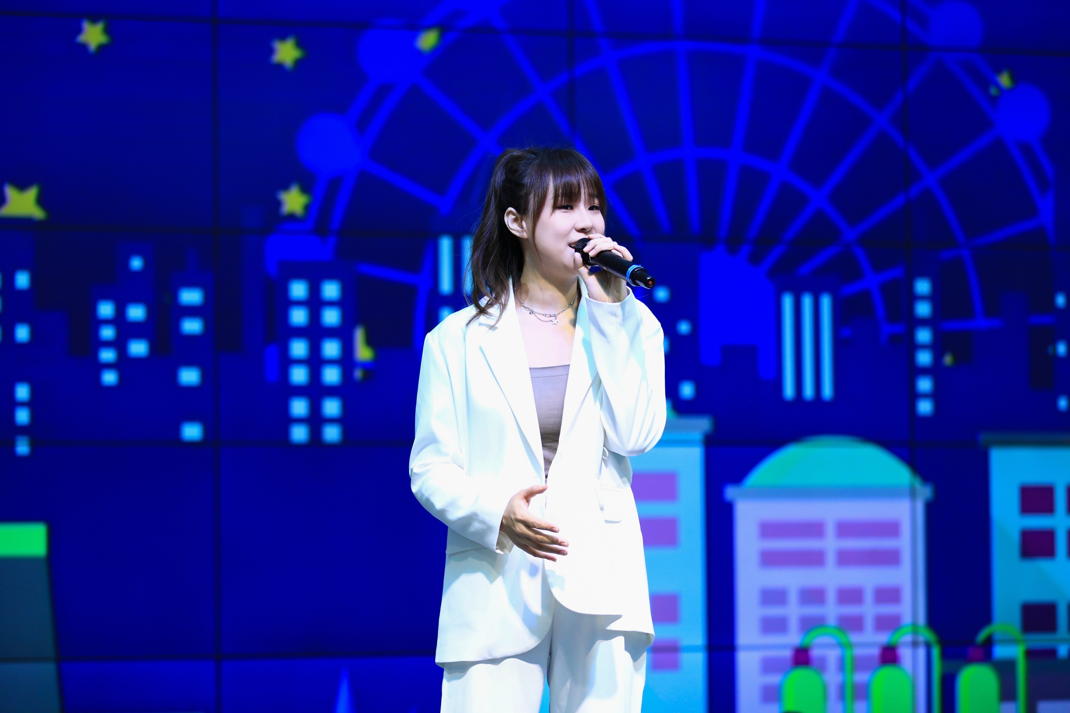 图为2020年星光大道全国总冠军、从山西临汾走出去的歌手黄绮雯助唱现场（孔令琰 摄）