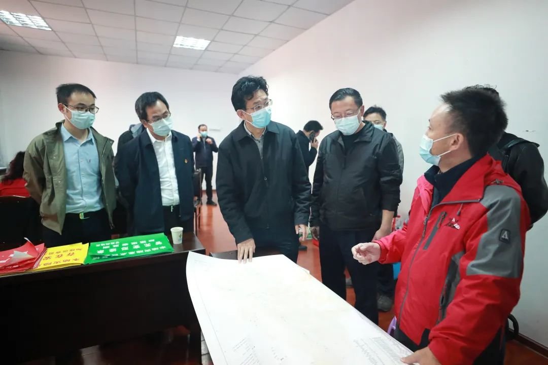 州领导杨宏寿,邓立军,松呷,麻常昕,金武,袁明光等参加看望慰问活动.