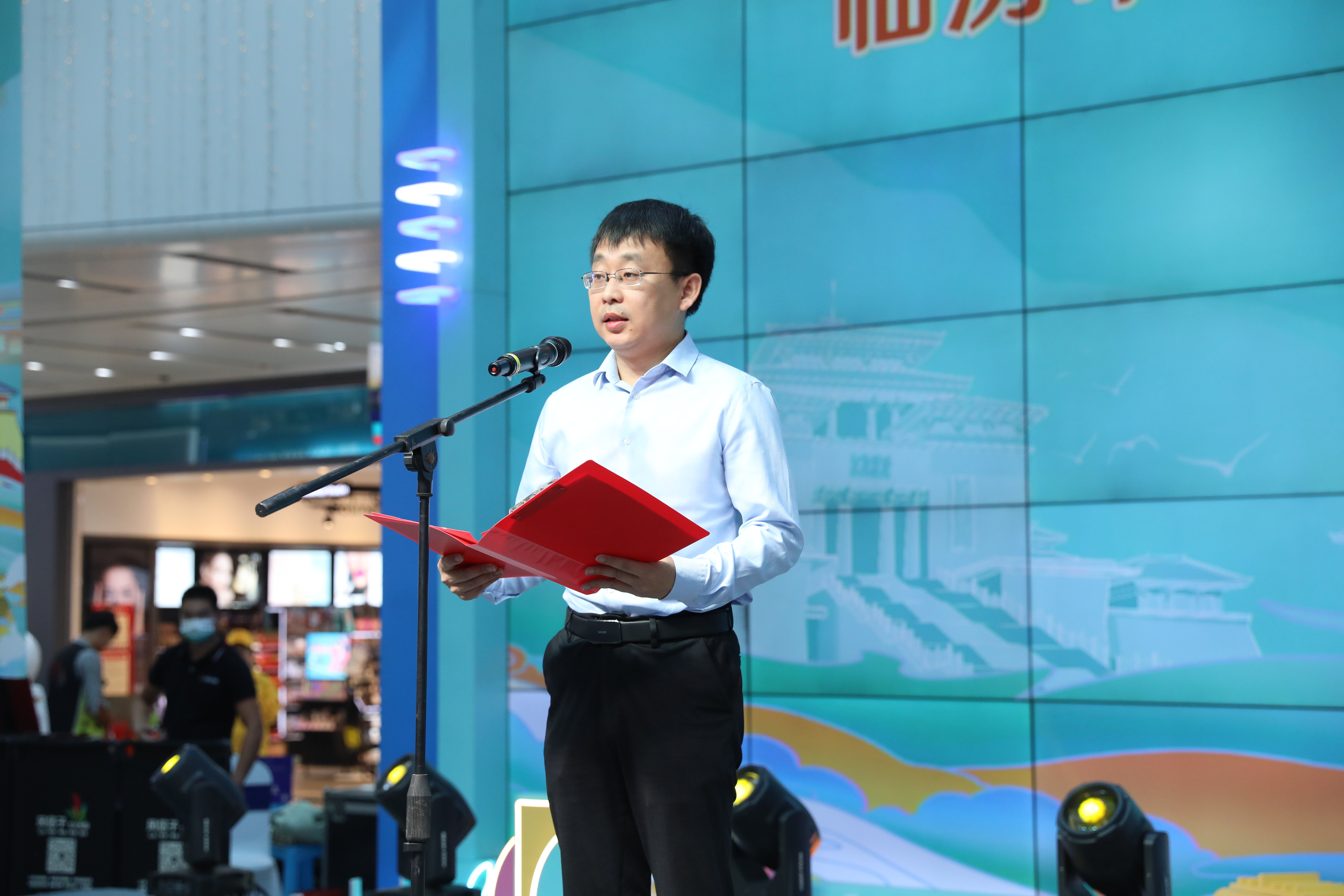 图为尧都区委副书记刘磊在2022第四届尧都文化旅游节路演宣传活动周启动仪式上讲话。