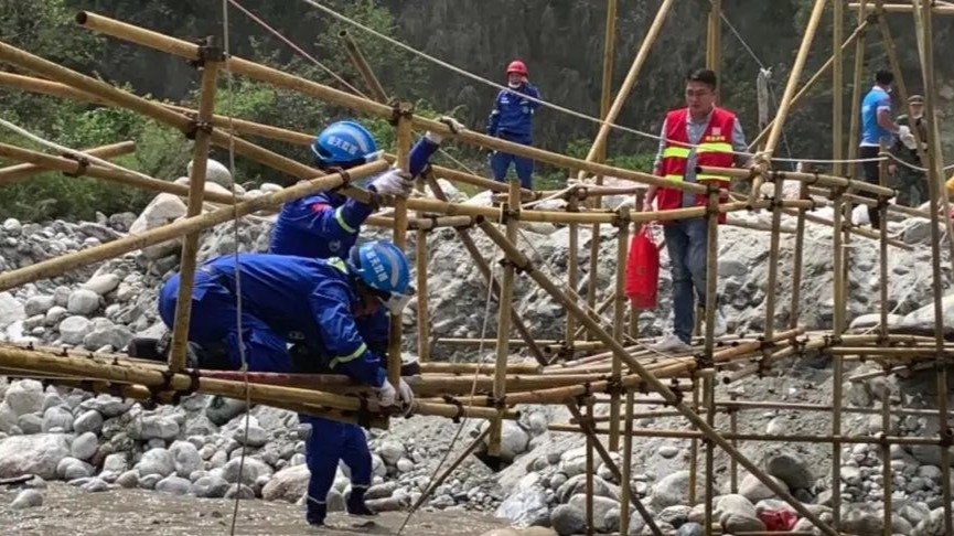 断水、断电、断路，救援队在燕子河上搭建管道桥，力求抢通共和村的道路