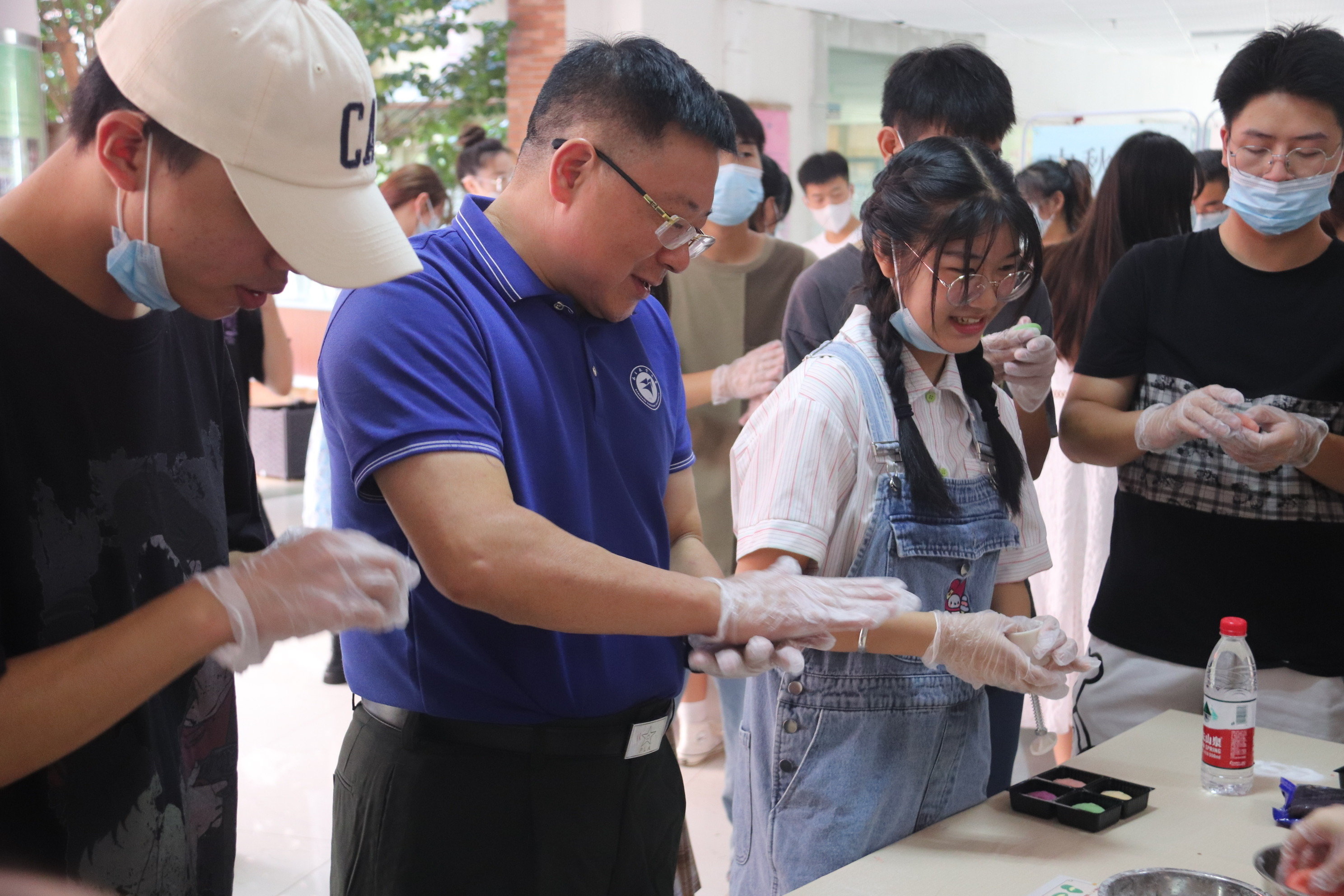 南昌航空大学师生别样方式庆“双节”