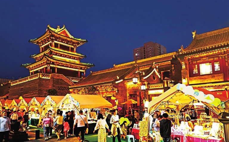 漫步街区，随处可见各种展览和演出。太原晚报 张昊宇 摄