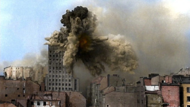 图为二战期间饱经战火摧残的波兰首都华沙