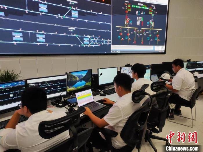 台州S1线调度中心人员紧密跟进台风走势并进行预警信息通报. 孙文圣 摄